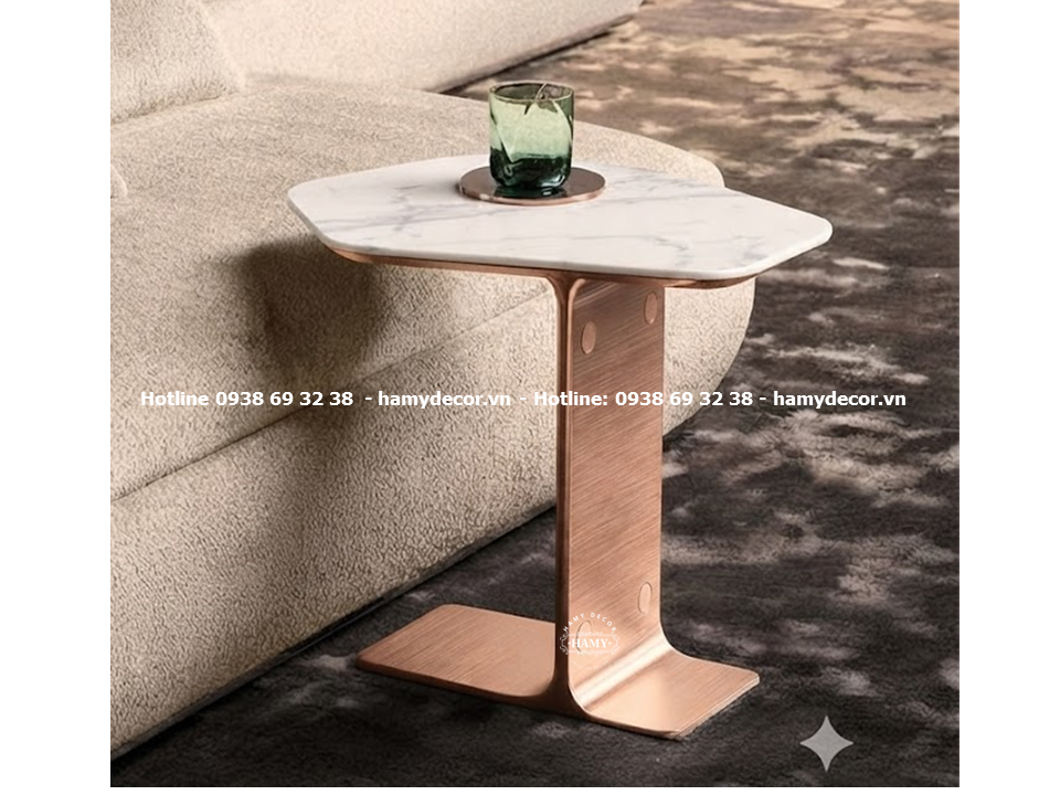 Tab sofa inox vàng hồng, mặt bàn đá trắng vân mây (phiên bản thiết kế khung chữ C cách điệu mặt đa giác và hoàn thiện xước hairlin