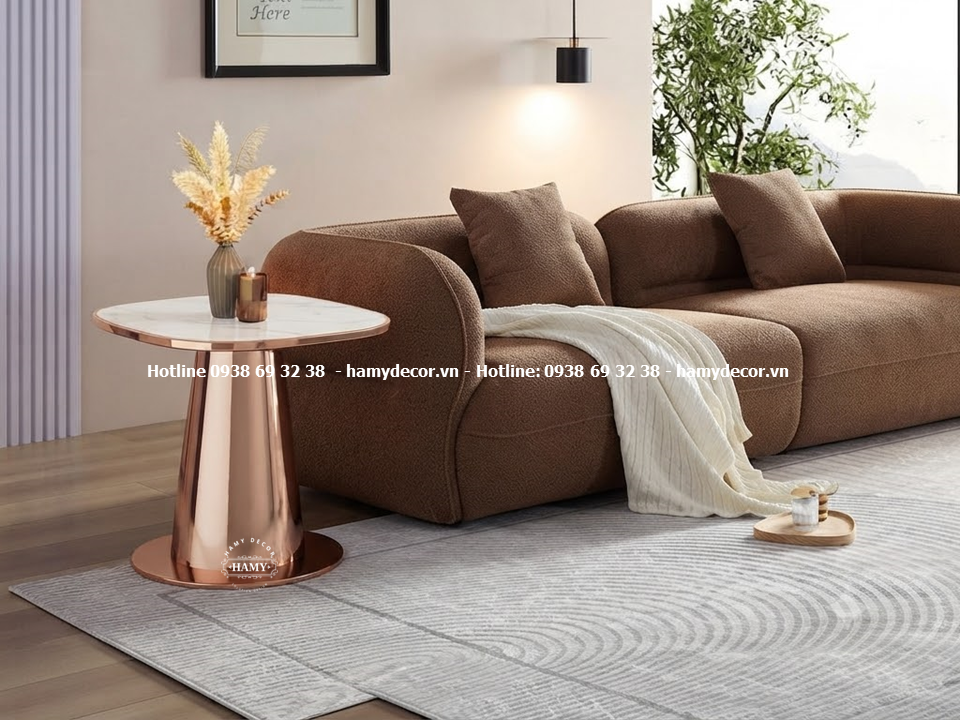 Bàn decor inox mạ vàng hồng cạnh ghế sofa